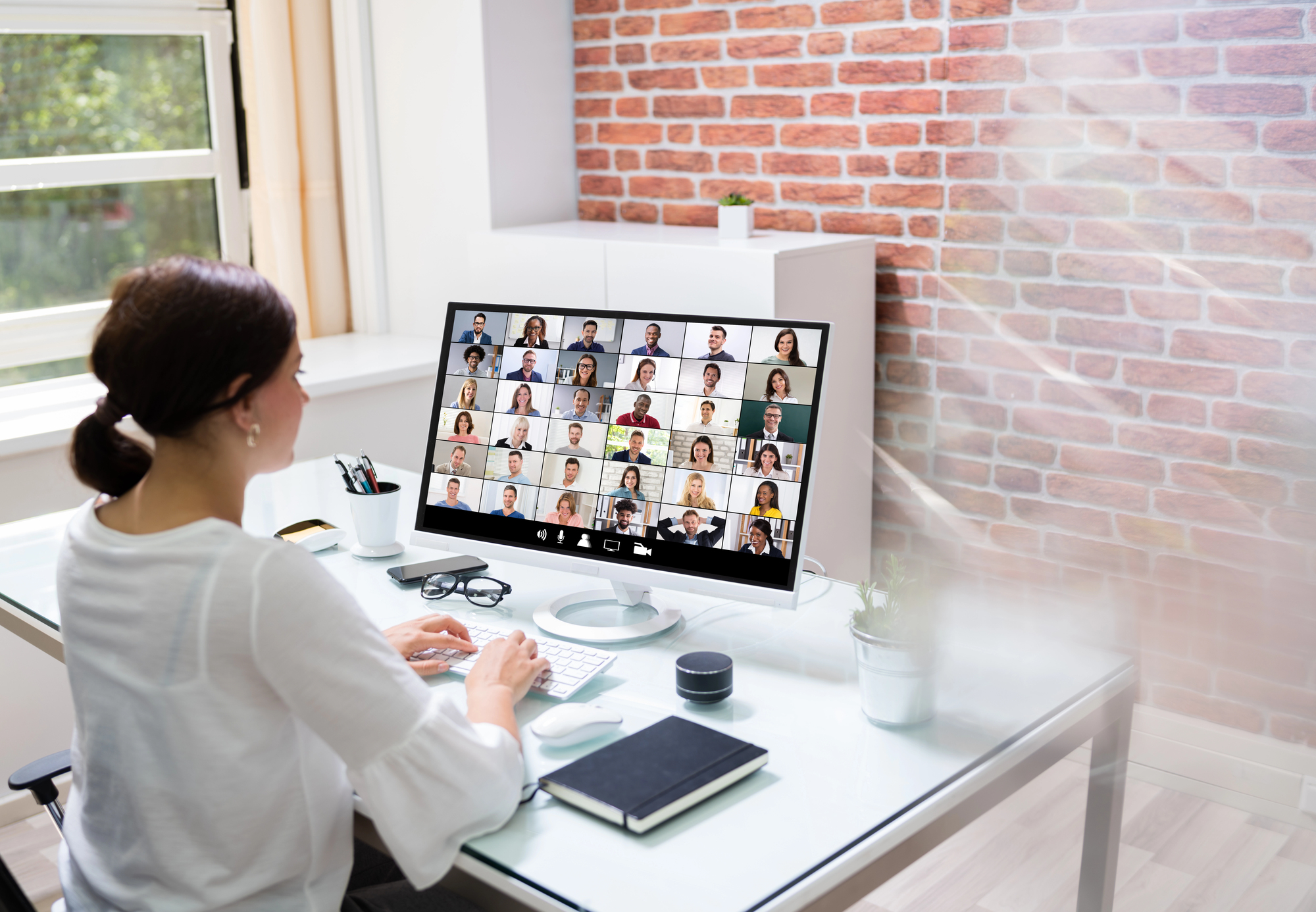 Lady at a desk for an online meeting